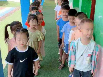 Cô giáo mầm non tổ chức chơi ghép cặp bạn nam - bạn nữ, một bé trai có hành động rất đàn ông