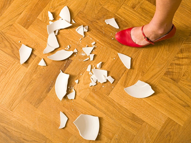Vì sao mảnh bát vỡ, gương vỡ thì tuyệt đối không được vứt vào thùng rác?