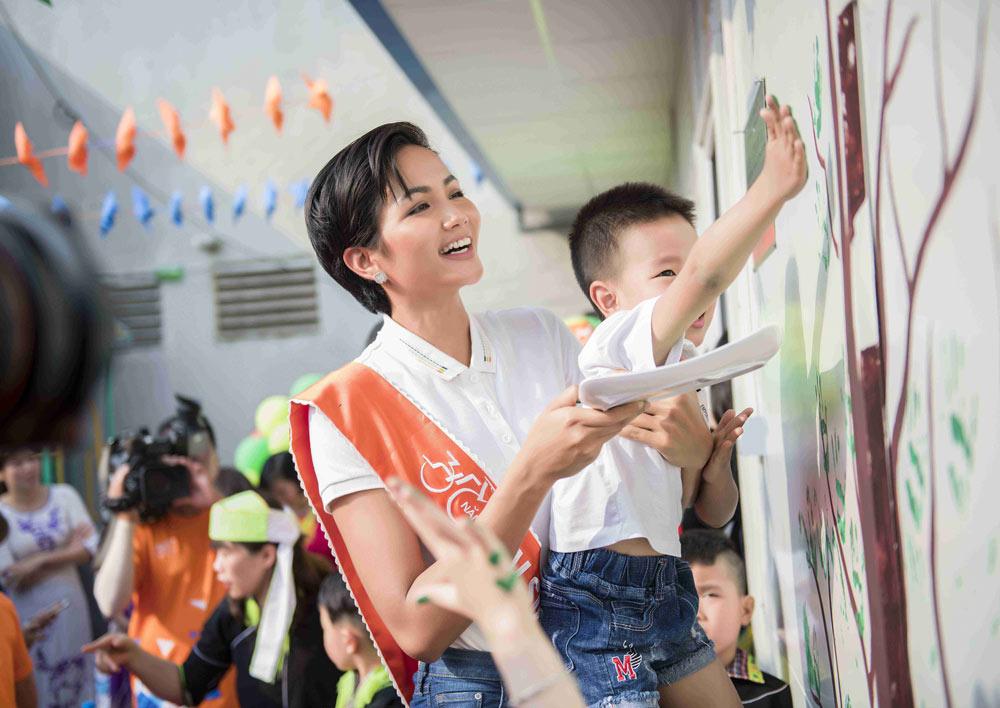 Hoa hậu H'Hen Niê ăn mặc giản dị, hăng say đi làm từ thiện