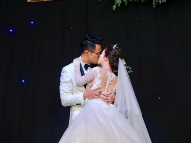 MC Đức Bảo cưỡng hôn 10 giây vợ trẻ trước hàng trăm quan khách VTV