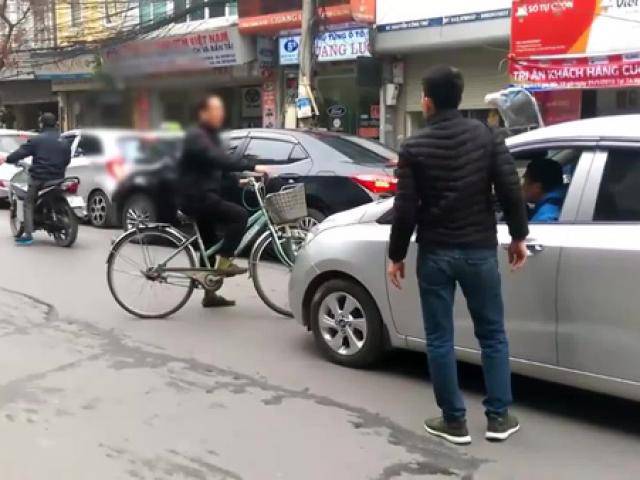 Cự cãi to tiếng, bác trung niên mang xe đạp ra chặn đầu ôtô, bịt đường xe cứu thương