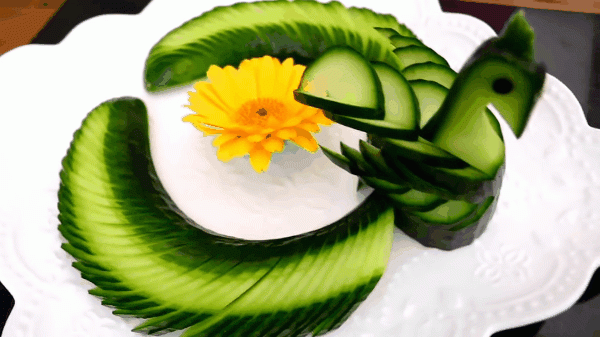 Cách cắt tỉa dưa chuột hình phượng hoàng trang trí đĩa ăn