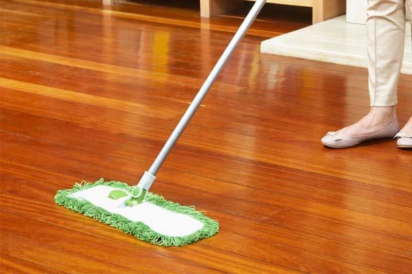Mẹo làm sạch sàn nhà bằng dung dịch có sẵn trong nhà