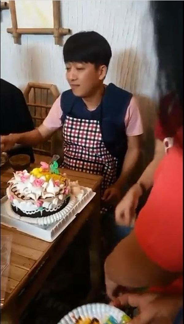 Trường Giang âu yếm ôm hôn Nhã Phương ở tiệc sinh nhật tuổi 36