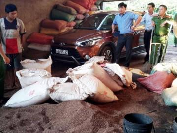 Kinh hoàng cơ sở sản xuất cà phê bằng... lõi pin đập nhuyễn và phụ phẩm