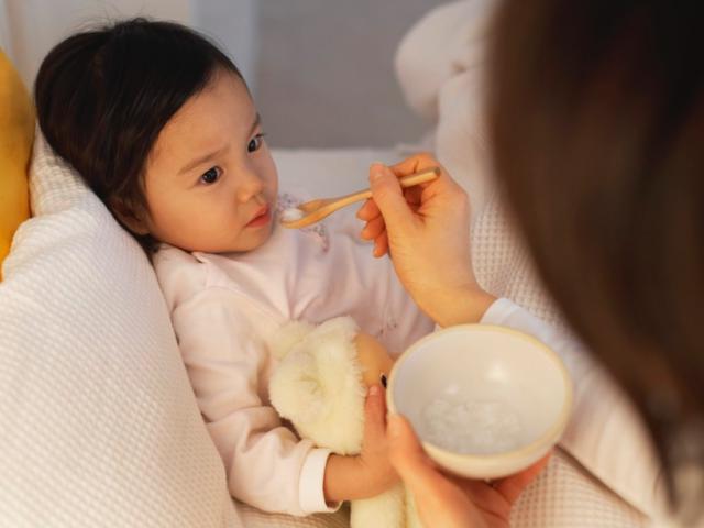 Trẻ sốt về đêm: Thực hiện ngay 4 bước bác sĩ Nhi khuyên giúp con cắt ngay cơn sốt