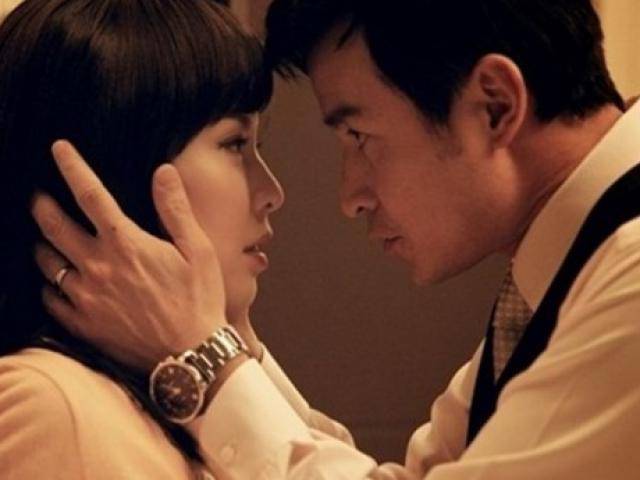 Sắp cưới chồng, nghỉ lễ về quê họp lớp, tôi mê muội ngủ với mối tình đầu