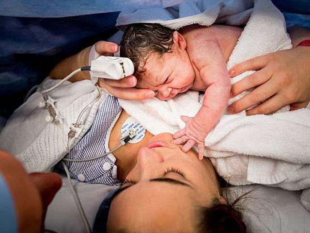 Bức ảnh em bé vừa chào đời đã vươn tay sờ mặt mẹ bỗng dưng gây bão mạng xã hội