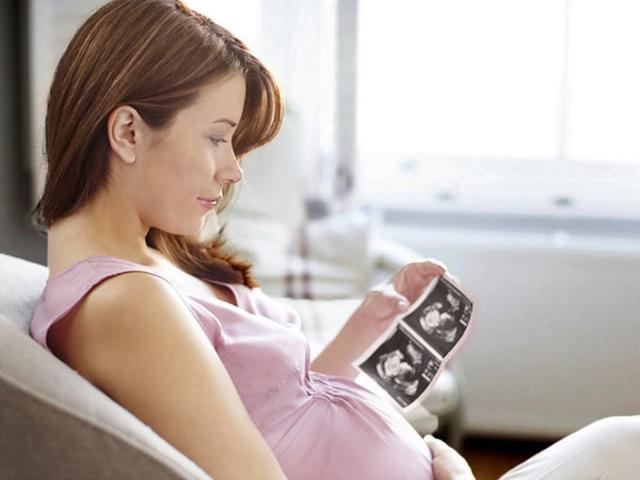 Bác sĩ sản khoa giải đáp thắc mắc: Mang thai 3 tháng đầu nên kiêng gì?
