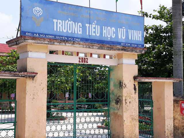 be trai lop 1 khong doc thong, viet thao bi co giao danh bam canh tay - 1