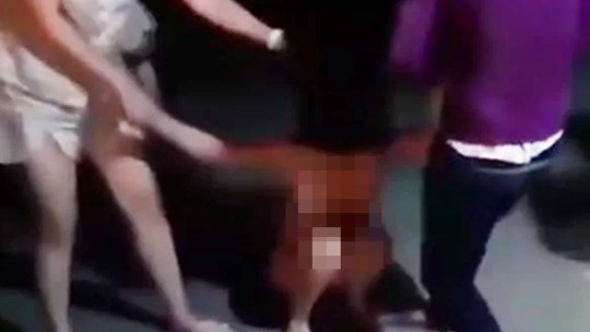 cat toc, lot het quan ao roi loi tinh dich di "dieu" 300m, quay clip tung len mang - 1