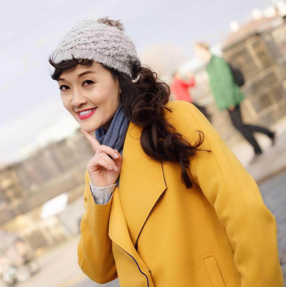 nghe si van dung u50 tre dep bo xa gai 20, doi lap vai giang ho trong "nguoi phan xu" - 11