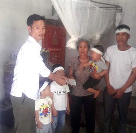 vo bo nha di de lai 3 con nho, chong treo co trong vuon nha - 1