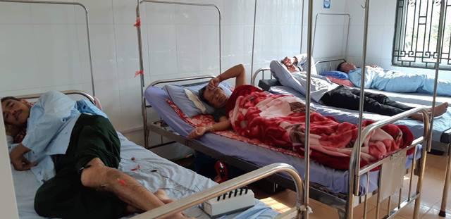 216 nguoi nghi ngo doc sau khi an co cuoi o son la: co dau, chu re cung nhap vien - 1