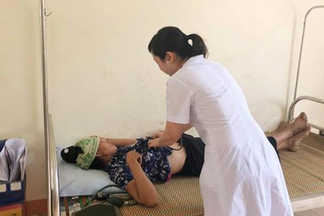 216 nguoi nghi ngo doc sau khi an co cuoi o son la: co dau, chu re cung nhap vien - 2