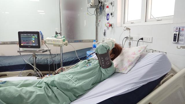 tiem thuoc lam trang da o tham my vien, mot phu nu soc phan ve, cap cuu trong dem - 1