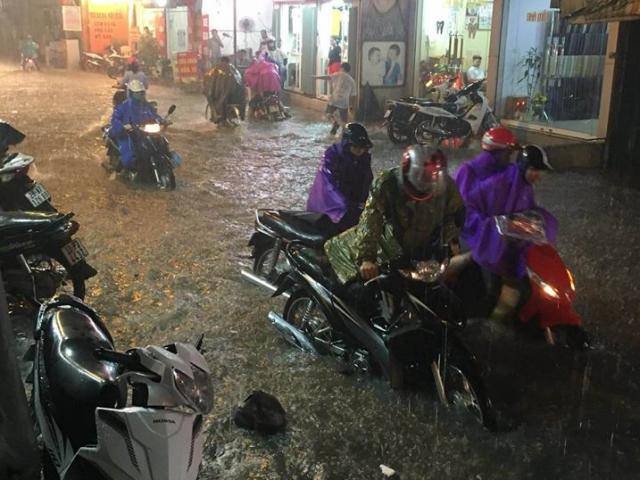 Hà Nội: Xe máy chết la liệt, người dân bơi về nhà sau trận mưa lớn nhất từ đầu năm