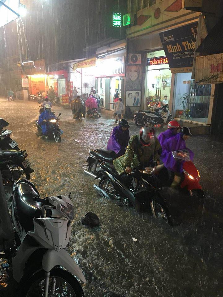 ha noi: xe may chet la liet, nguoi dan "boi" ve nha sau tran mua lon nhat tu dau nam - 2