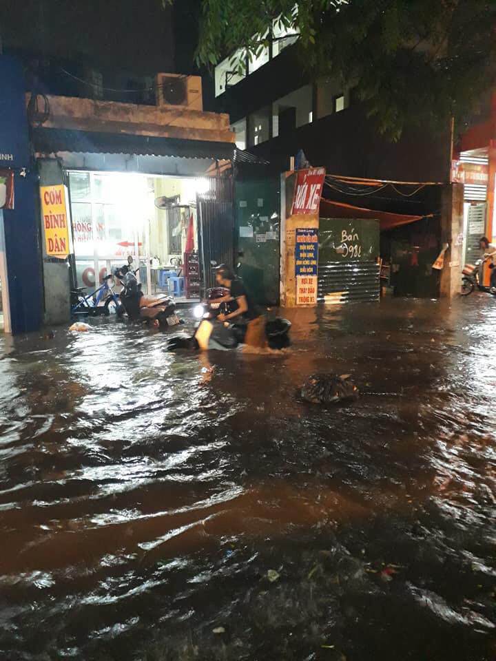 ha noi: xe may chet la liet, nguoi dan "boi" ve nha sau tran mua lon nhat tu dau nam - 3