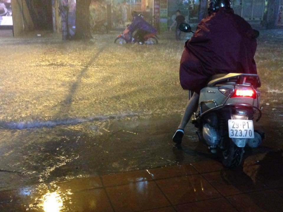 ha noi: xe may chet la liet, nguoi dan "boi" ve nha sau tran mua lon nhat tu dau nam - 4