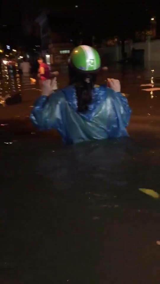 ha noi: xe may chet la liet, nguoi dan "boi" ve nha sau tran mua lon nhat tu dau nam - 5