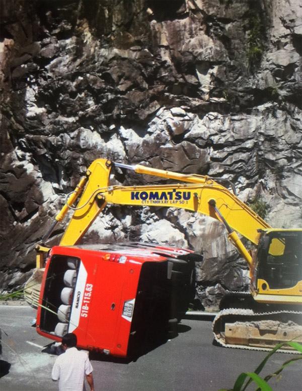 nan nhan ke lai phut kinh hoang khi xe lat deo lam 3 nguoi chet, 18 nguoi bi thuong - 3