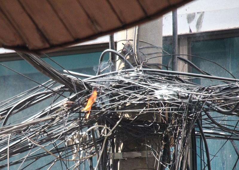 ha noi: chay khach san luc giua trua, khach nuoc ngoai chay tan loan - 10