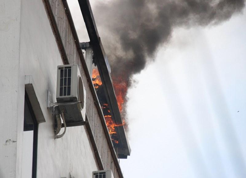 ha noi: chay khach san luc giua trua, khach nuoc ngoai chay tan loan - 2