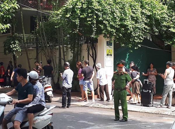 ha noi: chay khach san luc giua trua, khach nuoc ngoai chay tan loan - 6