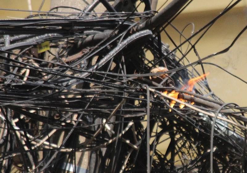 ha noi: chay khach san luc giua trua, khach nuoc ngoai chay tan loan - 8