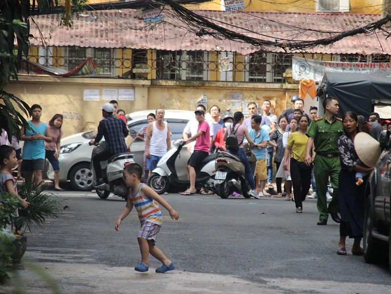 ha noi: chay khach san luc giua trua, khach nuoc ngoai chay tan loan - 9