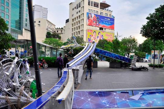 cong chao tren pho di bo nguyen hue do sap vi gio lon, de trung 1 nguoi di duong - 3