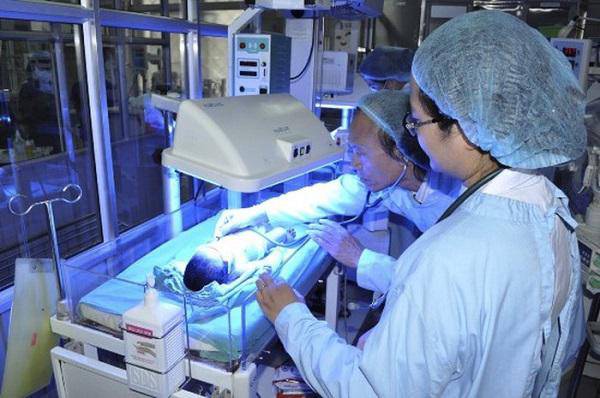 tin tuc 24h: di huong trang mat, cuu vo mang bau bi song cuon, chong tu vong thuong tam - 3