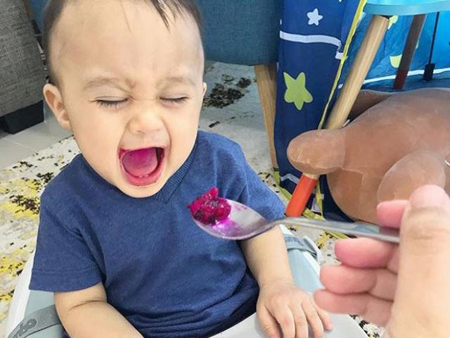 Hành động đùa giỡn đáng yêu của bé trai khi ăn cháo khiến mẹ bỉm sữa muốn có con ngay