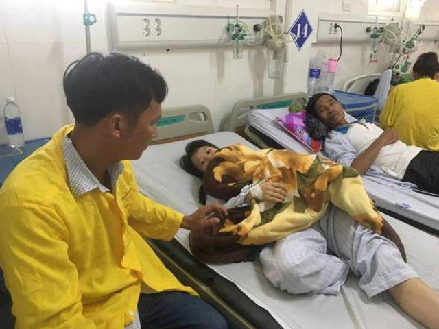 Nghẹt thở giây phút giải cứu hai mẹ con khỏi bể bơi bị rò điện