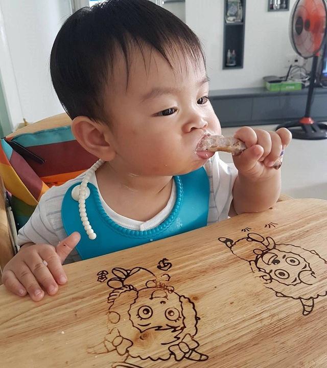 me tre kheo tay lam mon an dam ngon, be 17 thang chua tung chan an, tang can deu deu - 2