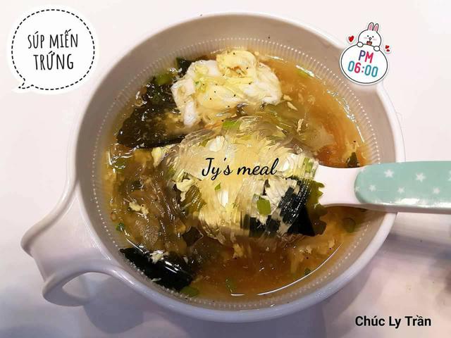 me tre kheo tay lam mon an dam ngon, be 17 thang chua tung chan an, tang can deu deu - 9