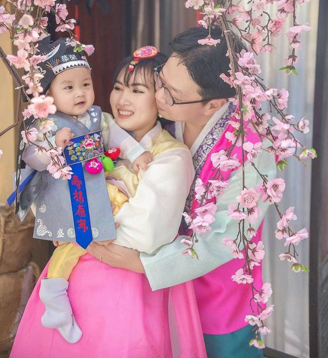 me tre kheo tay lam mon an dam ngon, be 17 thang chua tung chan an, tang can deu deu - 1