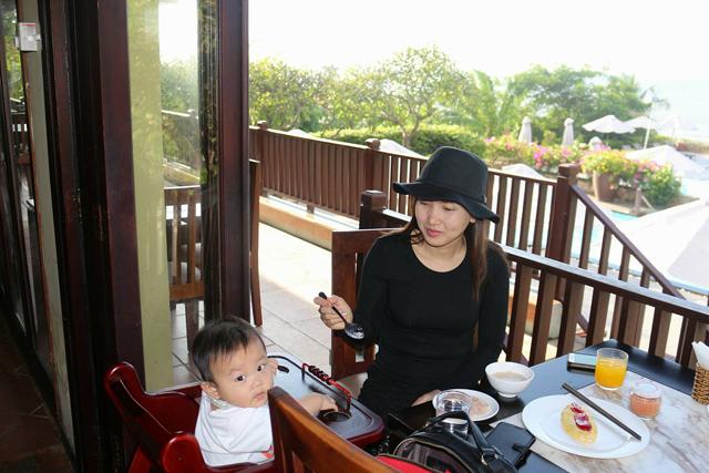 me tre kheo tay lam mon an dam ngon, be 17 thang chua tung chan an, tang can deu deu - 3