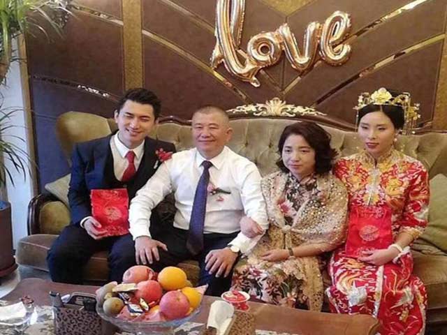 Nhờ bố là đại gia, cô gái xấu xí cưới được chồng đẹp như tài tử Hàn Quốc