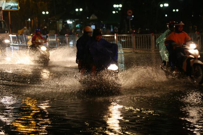 tp.hcm: mua nhu trut nuoc, nhieu tuyen duong ngap kinh hoang - 3