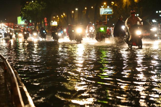 tp.hcm: mua nhu trut nuoc, nhieu tuyen duong ngap kinh hoang - 1