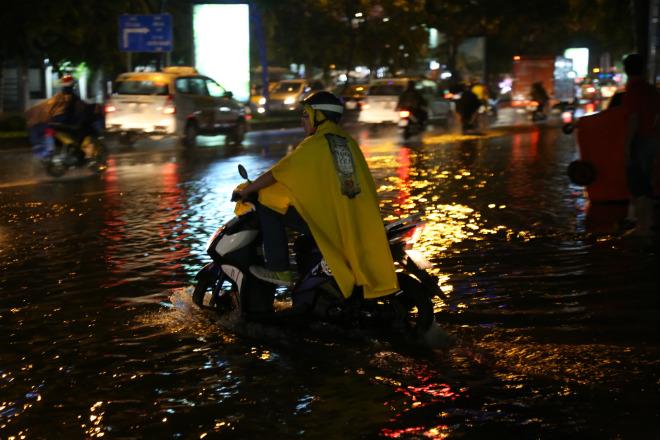 tp.hcm: mua nhu trut nuoc, nhieu tuyen duong ngap kinh hoang - 5