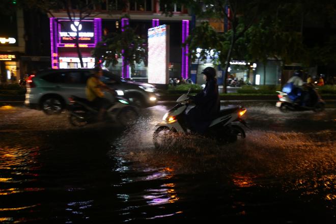 tp.hcm: mua nhu trut nuoc, nhieu tuyen duong ngap kinh hoang - 6