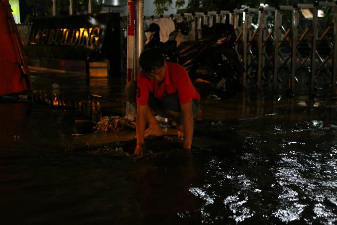 tp.hcm: mua nhu trut nuoc, nhieu tuyen duong ngap kinh hoang - 7