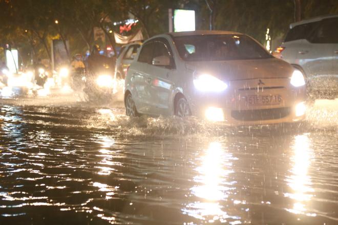 tp.hcm: mua nhu trut nuoc, nhieu tuyen duong ngap kinh hoang - 8