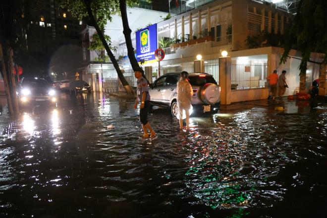 tp.hcm: mua nhu trut nuoc, nhieu tuyen duong ngap kinh hoang - 9