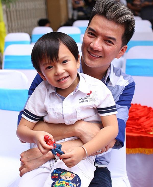 Đàm Vĩnh Hưng khoe bảng thành tích học tập của con nuôi khiến dân mạng chú ý