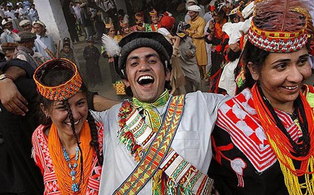 ky la bo toc noi dan ong duoc phep thoai mai "trao doi" vo voi bat ky ai - 2