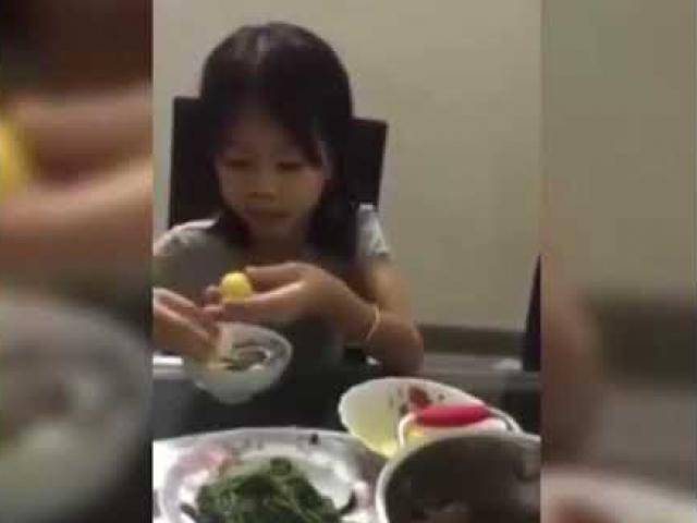 Không thể nhịn cười: Cô bé vừa ăn vừa chất vấn quá trình tình yêu của bố mẹ